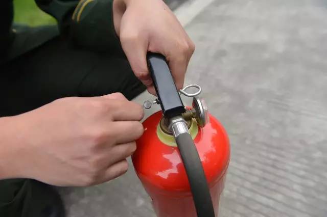 扑灭可燃气体用什么灭火器