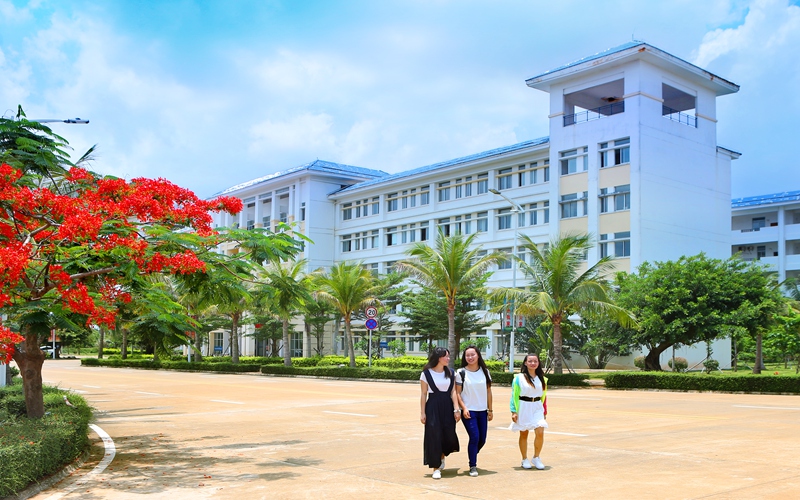 海南师范大学新闻传播学类（少数民族）专业在西藏招生录取分数(文科)：383分