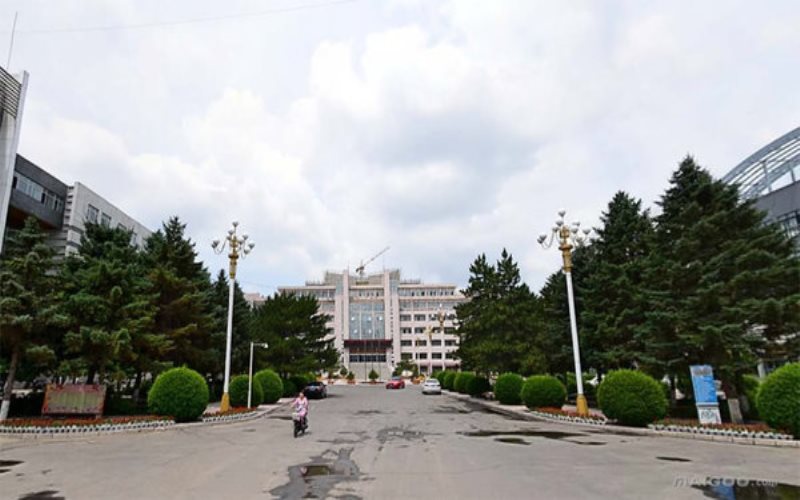 内蒙古民族大学经济学专业在内蒙古招生录取分数(理科)：369分