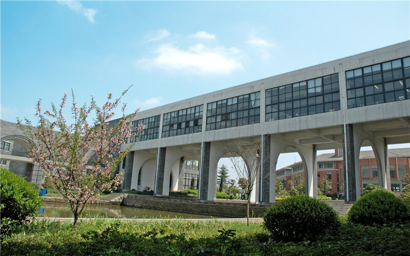 2023年武汉设计工程学院在湖南招生专业有哪些？学费是多少？