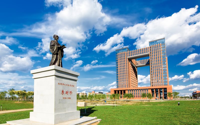 多少分可以上中国医科大学？中国医科大学2022年在新疆各招生专业录取分数汇总