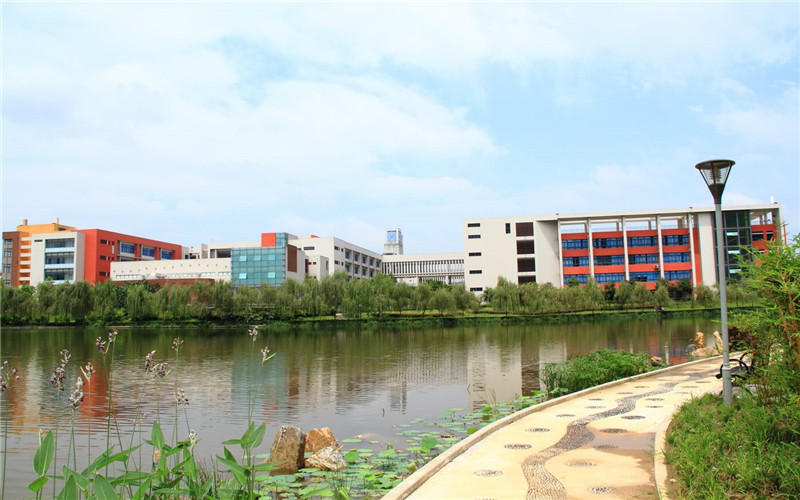 重庆工商职业学院动漫制作技术专业在河北招生录取分数(物理类)：423分
