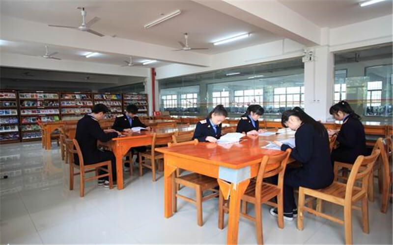2023年湖北铁道运输职业学院在陕西招生专业有哪些？学费是多少？