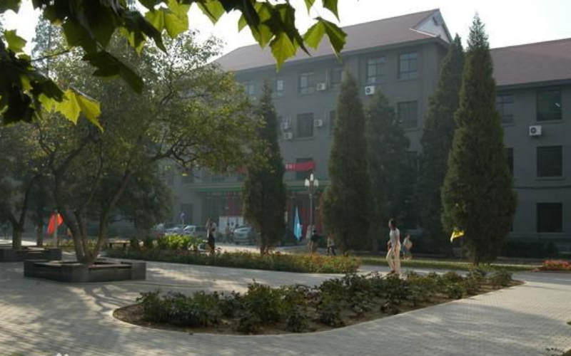 2023年北京第二外国语学院在新疆招生专业有哪些？学费是多少？