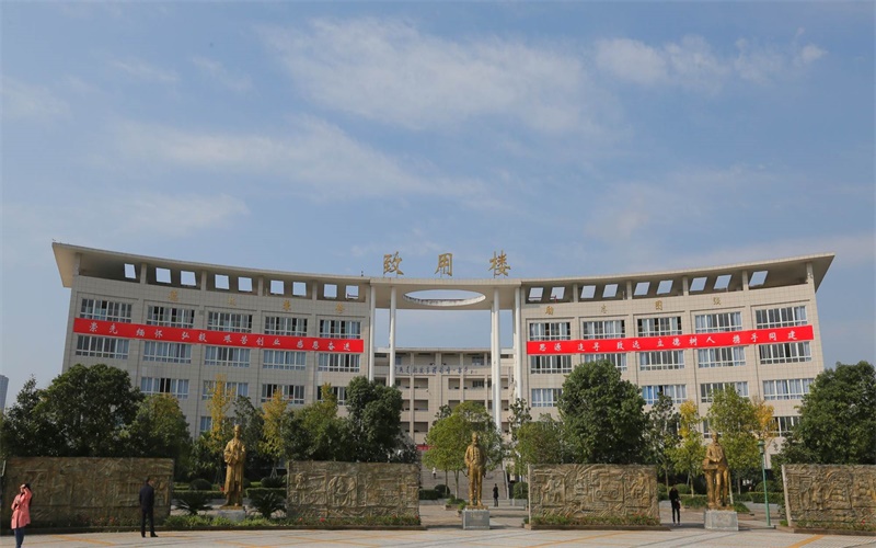 广安职业技术学院小学教育专业在重庆招生录取分数(物理类)：405分