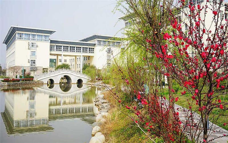 2023年湖北中医药高等专科学校在广西招生专业有哪些？学费是多少？