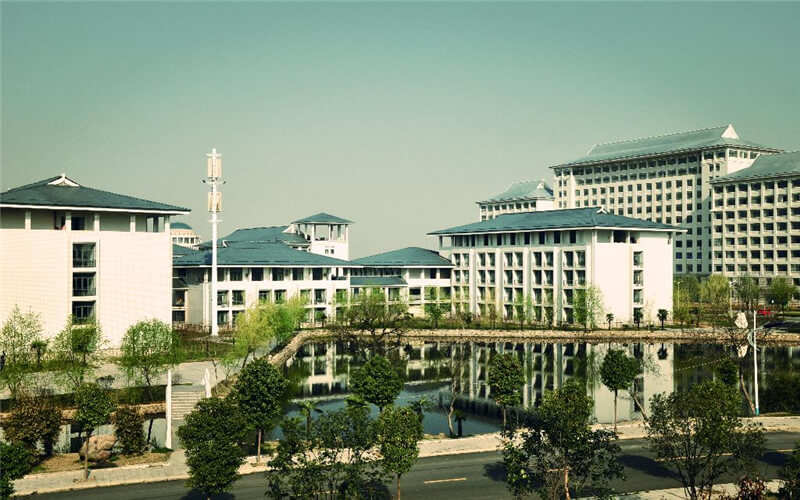 2023年信阳职业技术学院在青海招生专业有哪些？学费是多少？