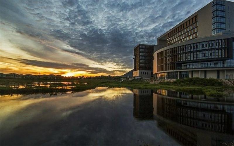 海南热带海洋学院数学与应用数学专业在黑龙江招生录取分数(理科)：408分