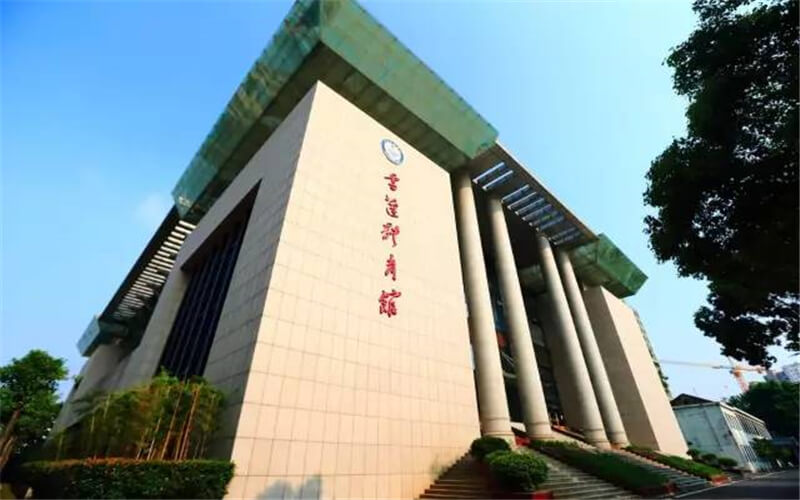 2023年内蒙古考生多少分可以上中国人民解放军空军预警学院雷达工程（预警技术与指挥）专业？