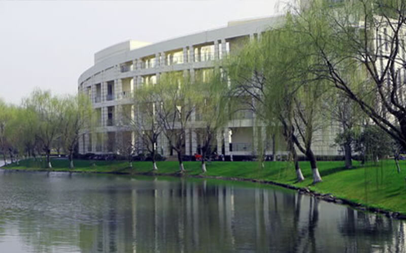 2023年上海工程技术大学在内蒙古招生专业有哪些？学费是多少？