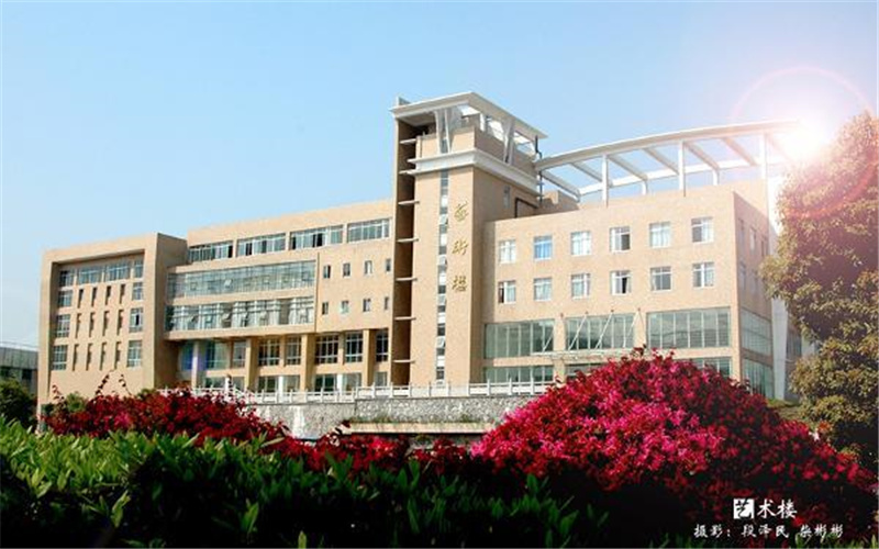 湖南大众传媒职业技术学院新闻采编与制作专业在河北招生录取分数(历史类)：439分