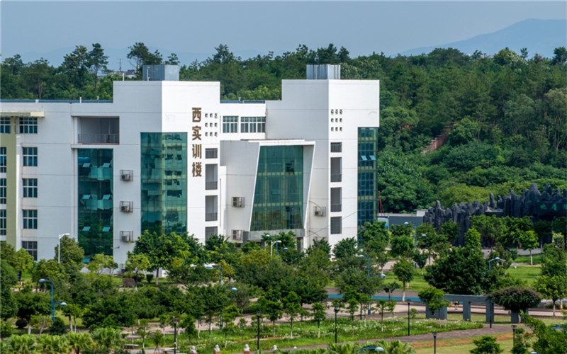2023年江西应用技术职业学院在湖北招生专业有哪些？学费是多少？