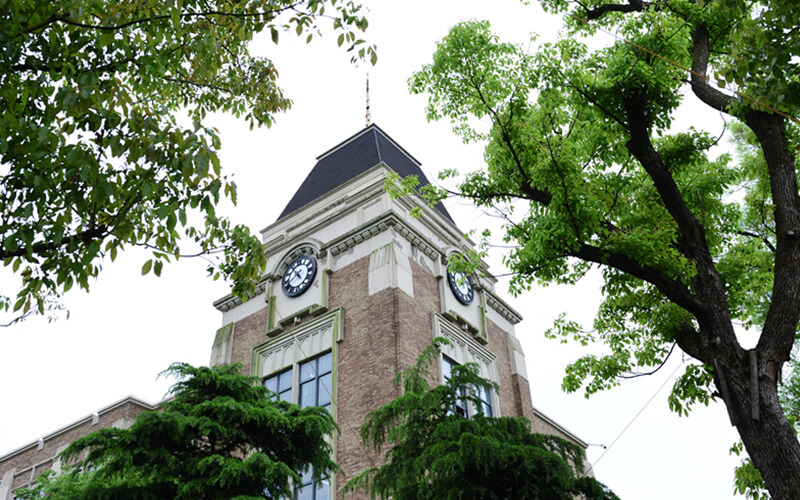 2023年上海外国语大学贤达经济人文学院在重庆招生专业有哪些？学费是多少？