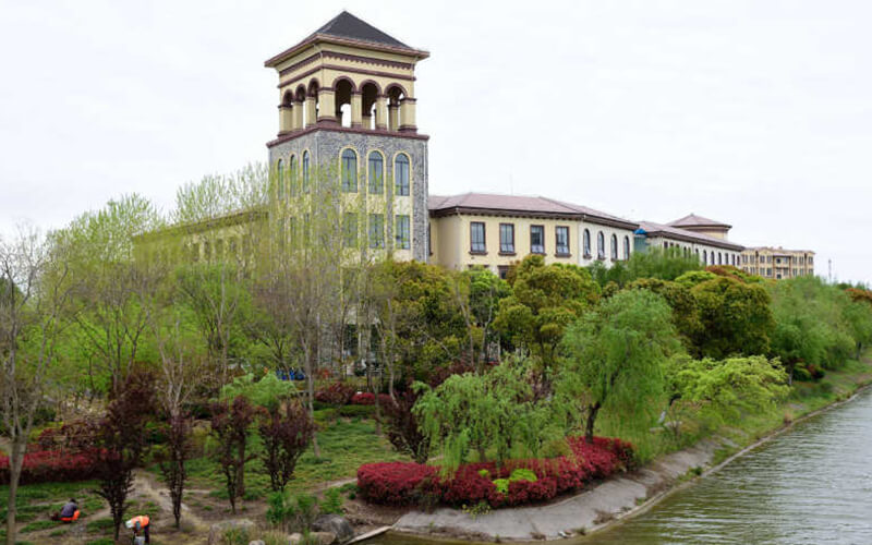 2023年上海外国语大学贤达经济人文学院在广西招生专业有哪些？学费是多少？