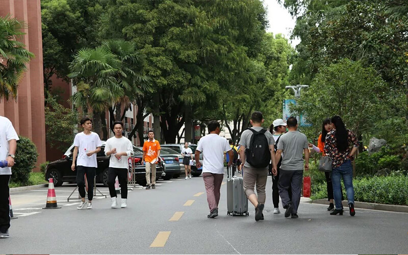 2023年上海科学技术职业学院在浙江招生专业有哪些？学费是多少？