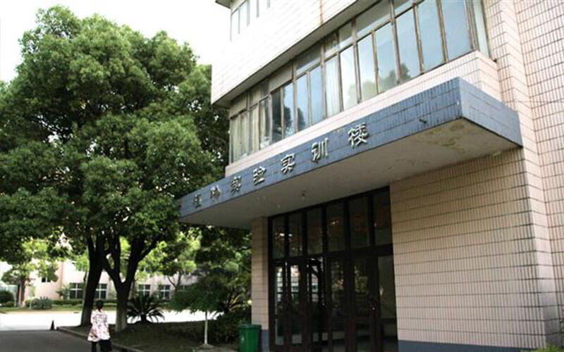 2023年上海农林职业技术学院在广东招生专业有哪些？学费是多少？