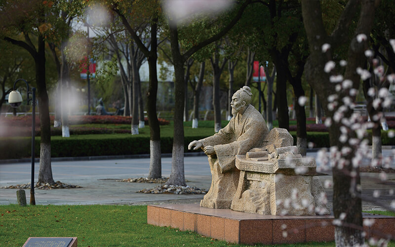 2023年上海中医药大学在新疆招生专业及招生人数汇总