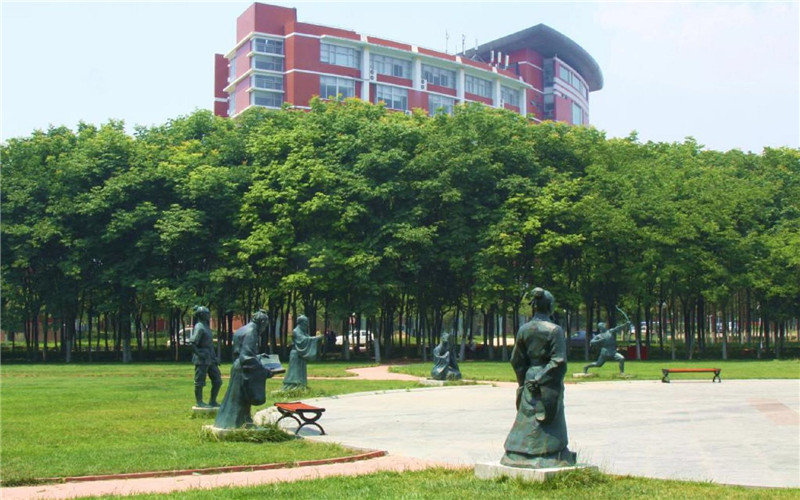 青岛职业技术学院环境监测技术专业在辽宁招生录取分数(物理类)：388分