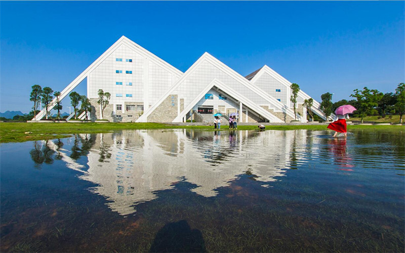 桂林旅游学院酒店管理与数字化运营专业在重庆招生录取分数(历史类)：388分