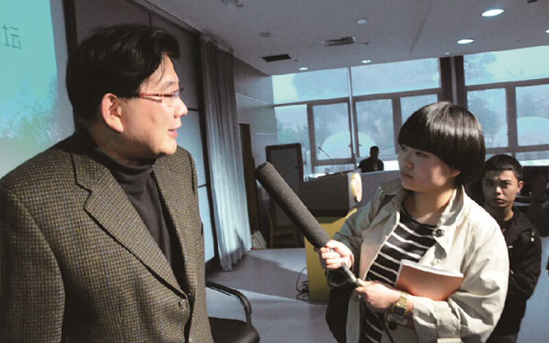 2023年浙江考生多少分可以上上海电影艺术职业学院新闻采编与制作专业？