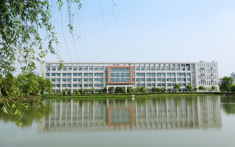 2024年安徽商贸职业技术学院酒店管理与数字化运营专业在浙江录取分数线参考