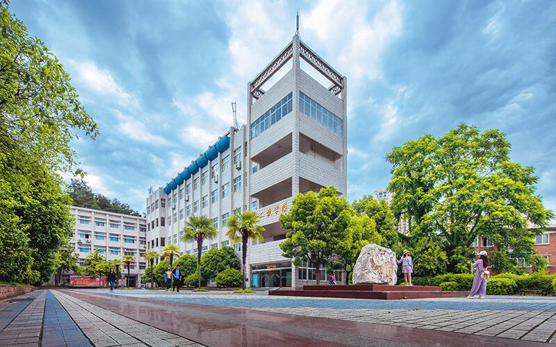 2023年湖北汽车工业学院在黑龙江招生专业有哪些？学费是多少？