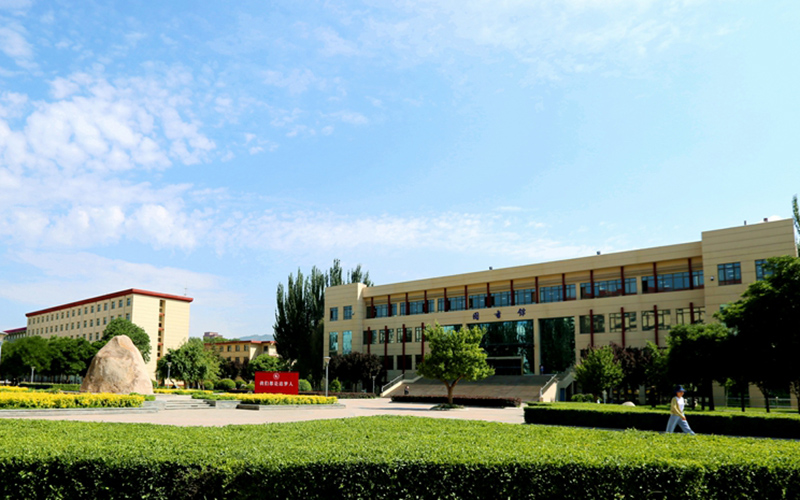 2023年青海民族大学在甘肃招生专业有哪些？学费是多少？