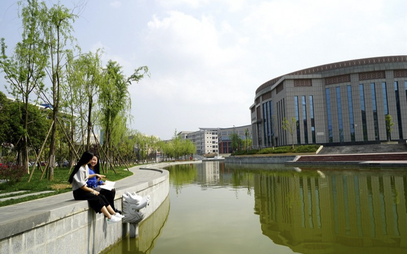 2023年贵州中医药大学时珍学院在四川招生专业有哪些？学费是多少？