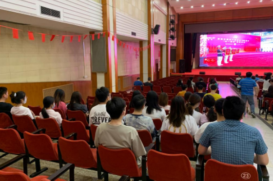 北京农学院组织广大师生观看“七一勋章”颁授仪式直播
