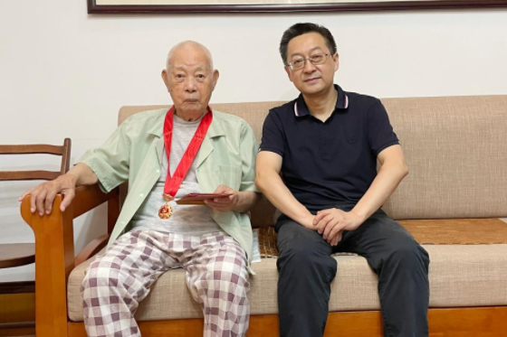 华侨大学120名老党员获“光荣在党50年”纪念章 徐西鹏吴剑平等校领导走访慰问部分老党员