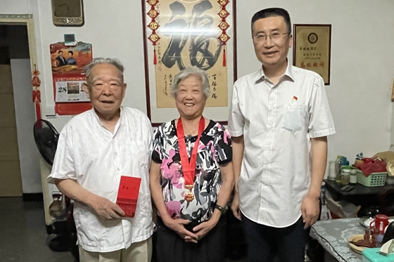 华侨大学120名老党员获“光荣在党50年”纪念章 徐西鹏吴剑平等校领导走访慰问部分老党员