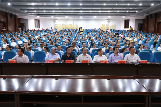 玉林师范学院组织师生收看庆祝中国共产党成立100周年大会盛况