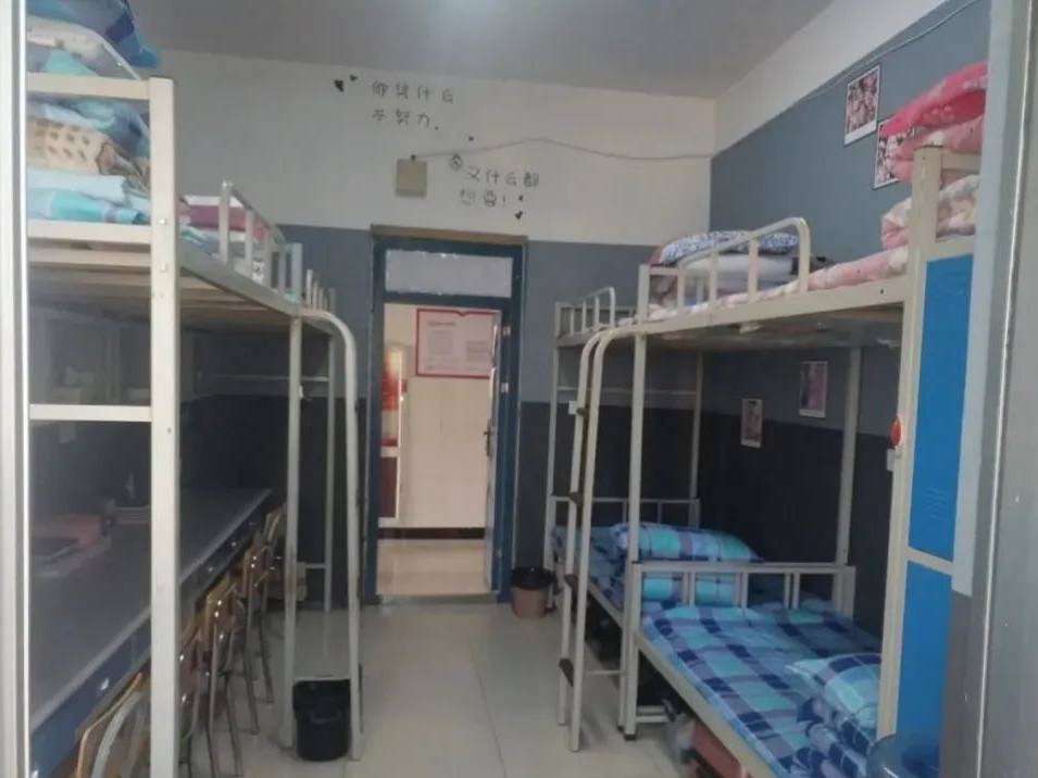 郑州工业应用技术学院宿舍条件怎么样_几人间_宿舍图片