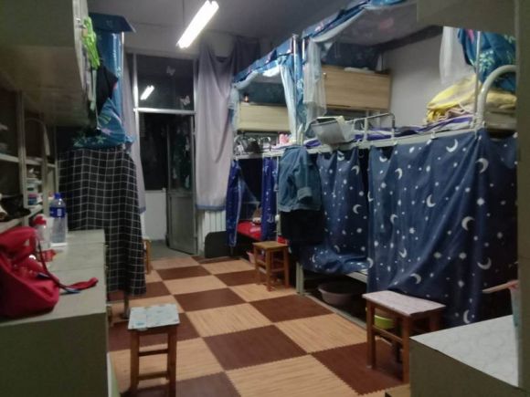 兰州财经大学长青学院宿舍条件怎么样_几人间_宿舍图片