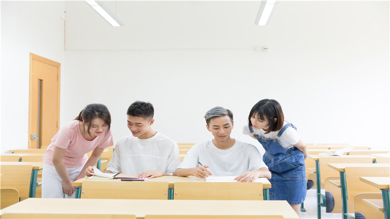 考研初试在自己学校考吗