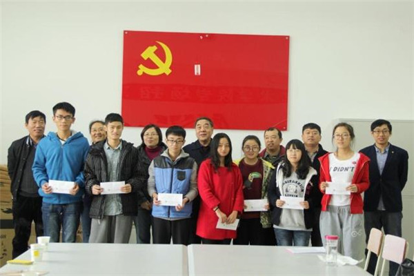 大学生入党难吗