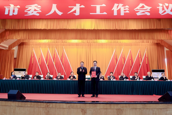 西南医科大学获泸州市人才工作先进单位，两专家分获“特别荣誉奖”和“突出贡献奖”