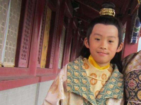 其中12岁的杨侑镇守长安,后被李渊扶立为隋恭帝;13岁的杨侗镇守洛阳